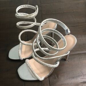 Bon nivel woman’s grey sparkling heels